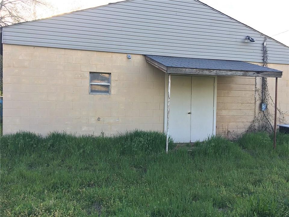 2nd image of 411 S Kickapoo Ave