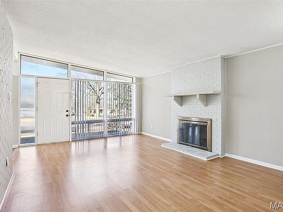 3rd image of 325 Holiday Hill Dr