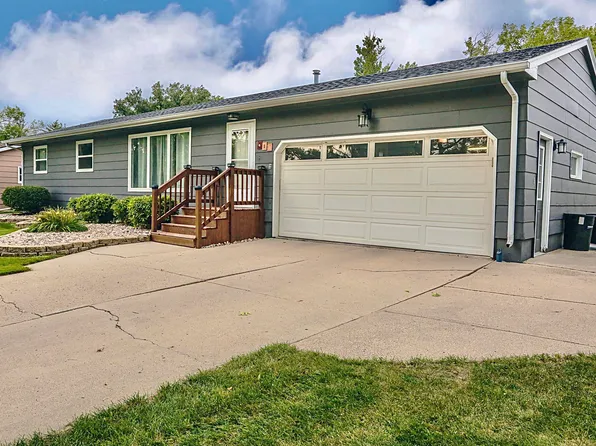 621 17th Ave NE, Aberdeen, SD 57401