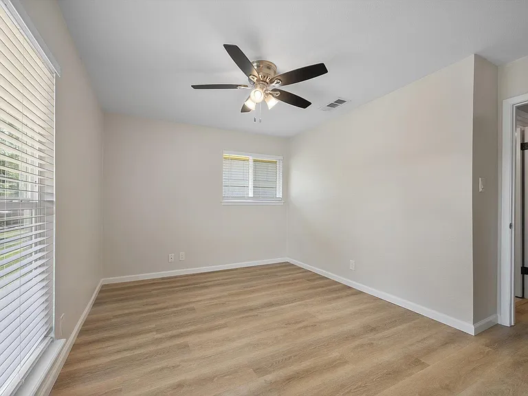 1100 Red Cliff Dr — Photo 32