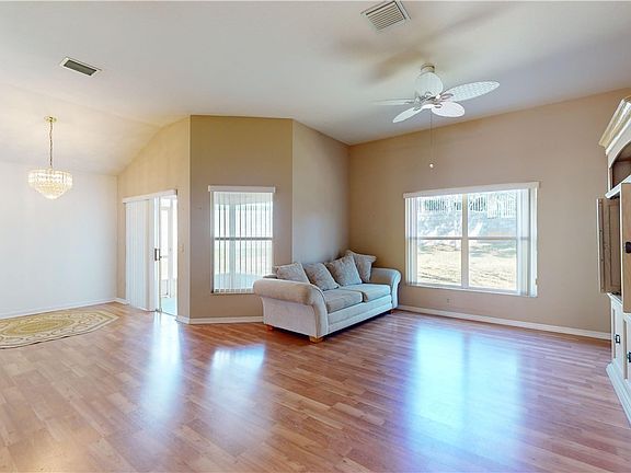 3rd image of 472 W Larchmont Ct