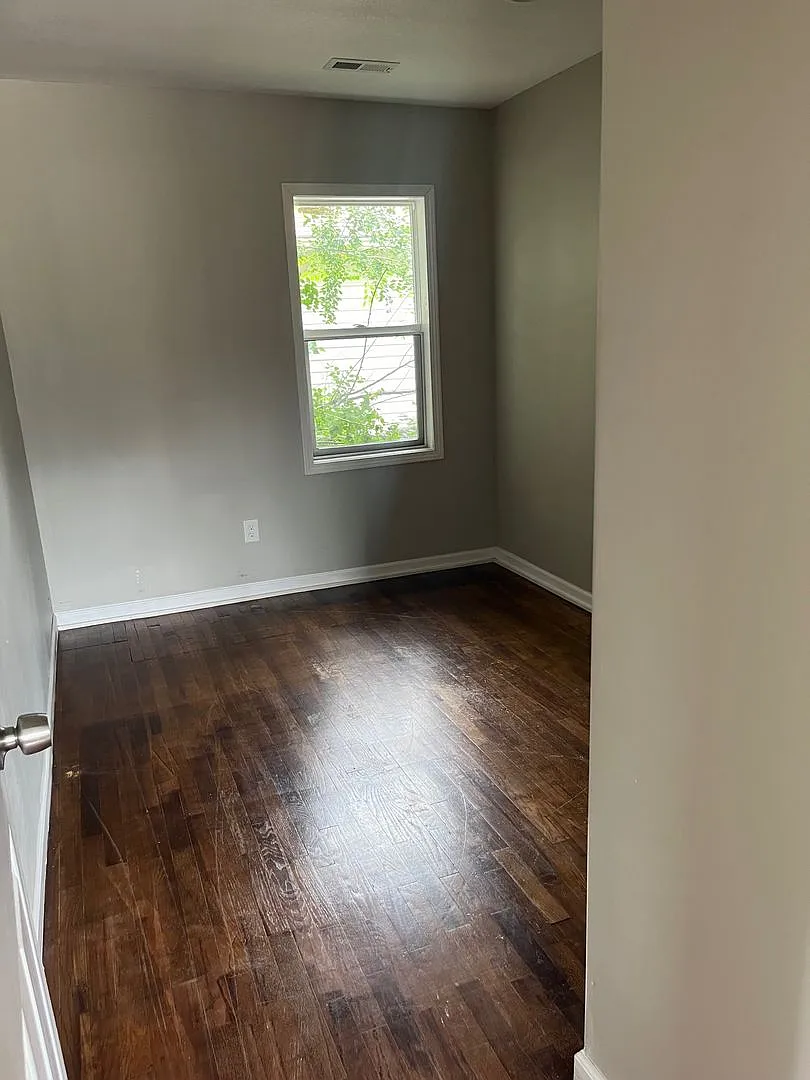 Charming 3 Bedroom 2 Bathroom — Photo 3