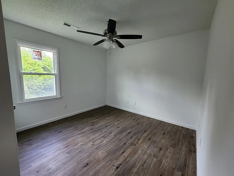810 E Bragg St #D — Photo 9