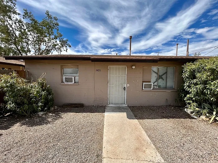 2 bed, 1.0 bath, 715 sqft, $975 — Photo 1