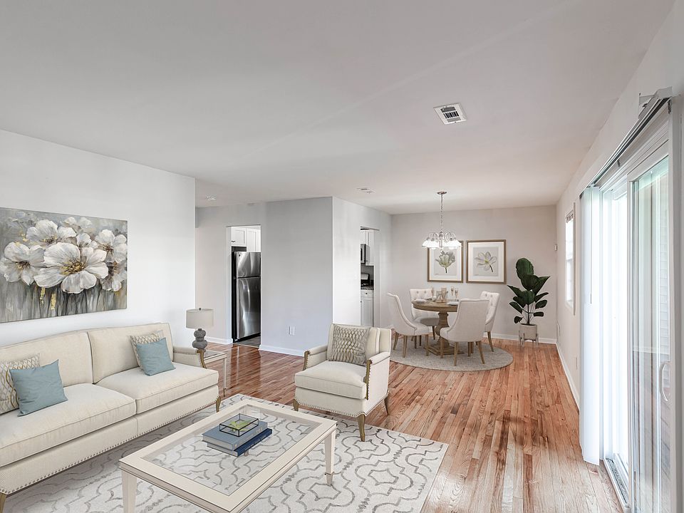 2BR, 1BA (830sqft) - Living/Dining Room (Newport)