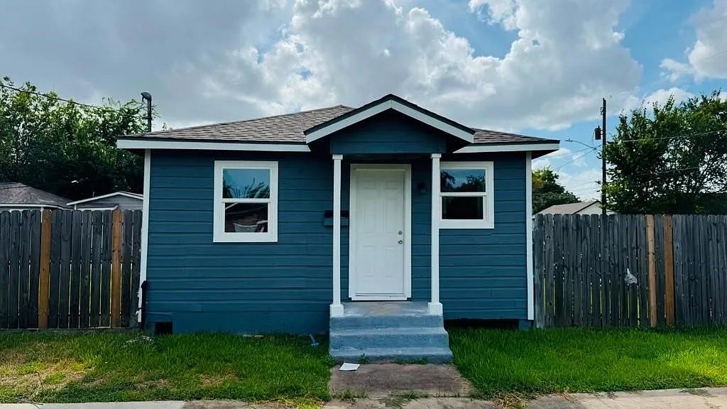 2 bed, 2.0 bath, 720 sqft, $1,250 — Photo 2