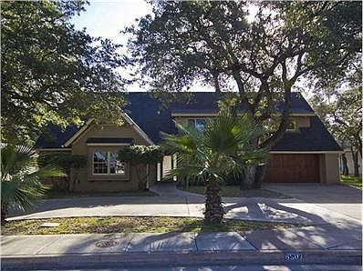 Beautifully updated home on 1/3rd acre with miles of Hill Countr