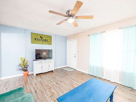 2nd image of 2825 Summertree Ln