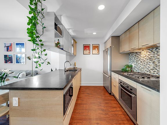 4th image of 350 W 42nd St APT 52F