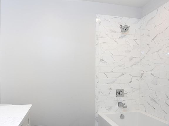 5th image of 383 Woodlark St