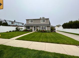 91 Southberry Ln, Levittown, NY 11756