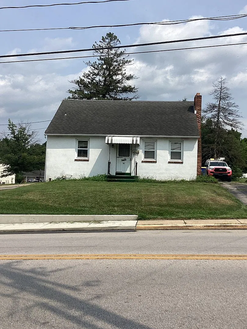 Cute white house in Manchester — Photo 2