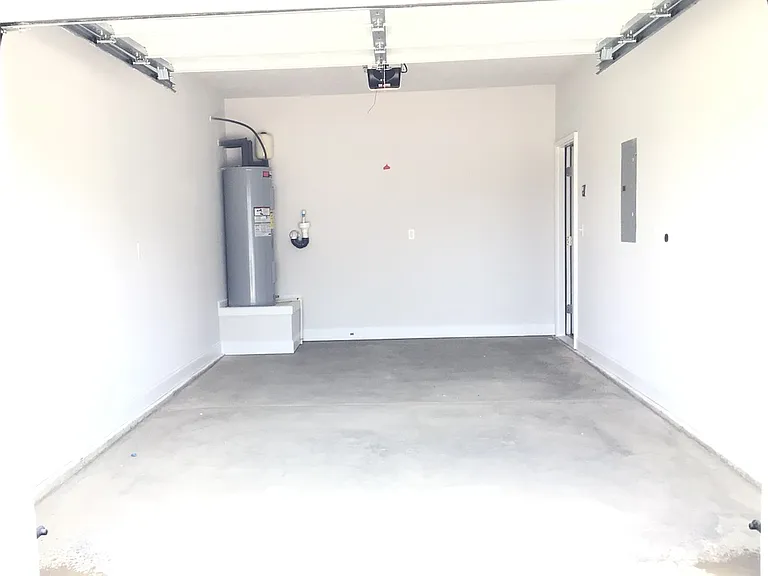 605 Hampton Dr — Photo 14