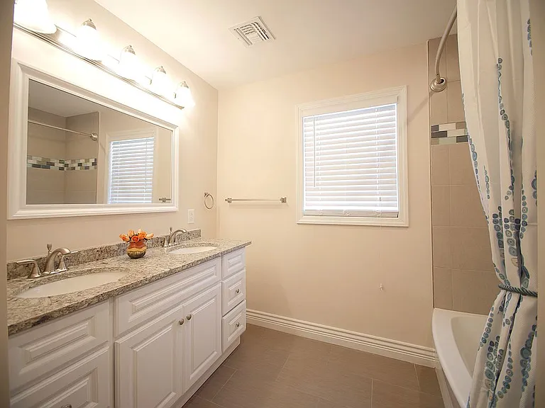 Upstairs main bathroom