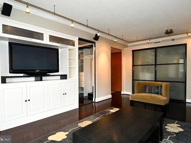 1301 N Courthouse Rd #1005 — Photo 9