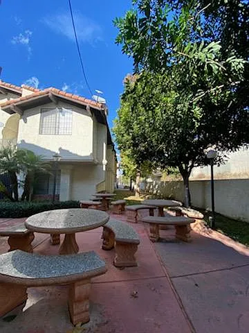 624 W Alondra Blvd — Photo 3