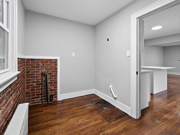 3rd image of 32 Evans St Floor 1