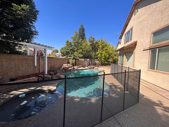 4th image of 979 Sterling Cir