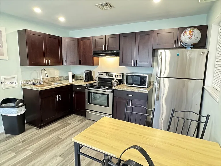 236 SE 9th Ave #1 — Photo 3