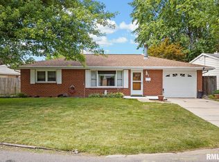 1 Brentwood Ct, Pekin, IL 61554