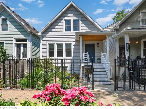 2240 W Barry Ave, Chicago, IL 60618