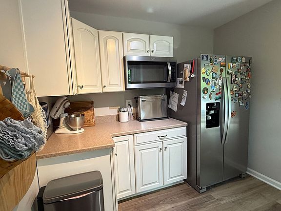 4th image of 10406 Hillside Ln