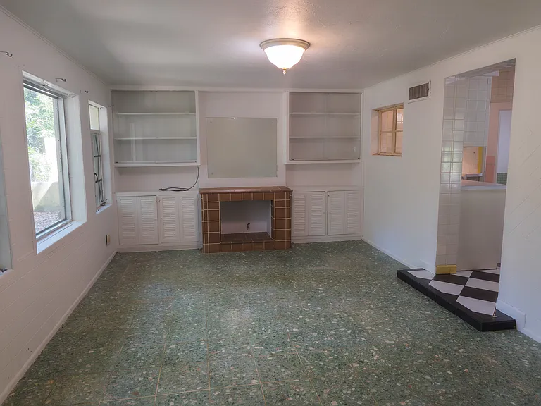 3409 E Starr Ave — Photo 2