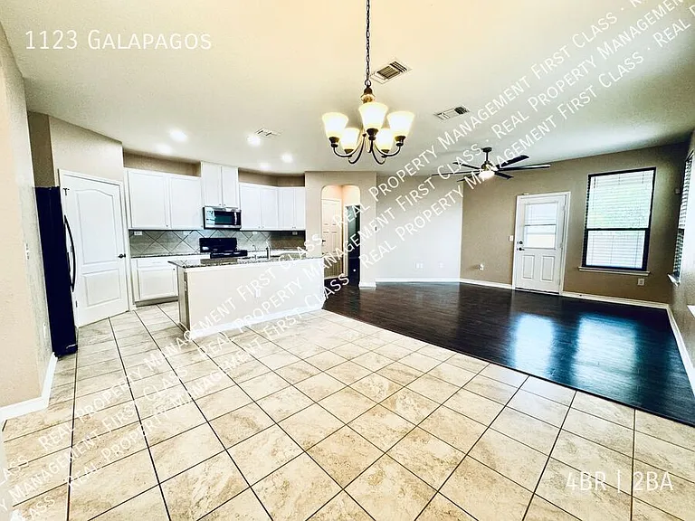 1123 Galapagos — Photo 3