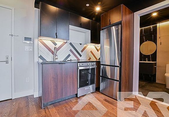 5th image of 680 E 21st St
