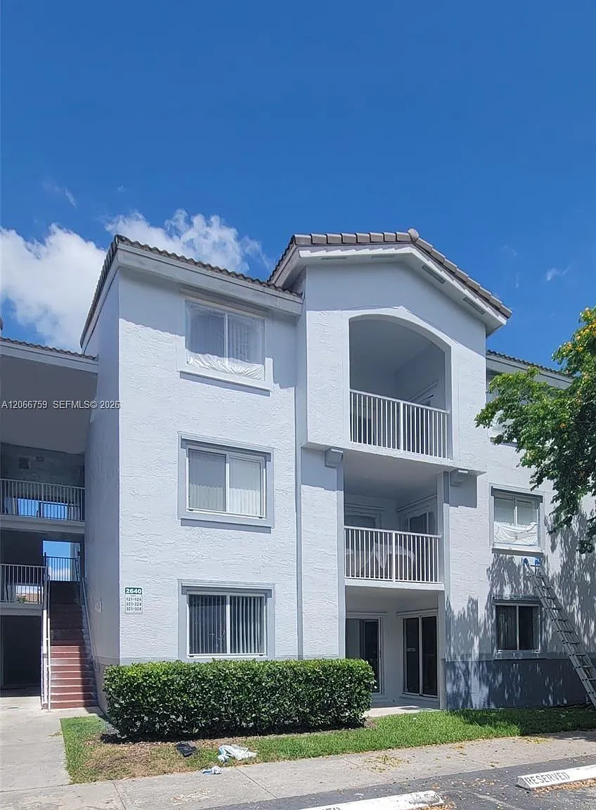Royal Grand Condo — Photo 1
