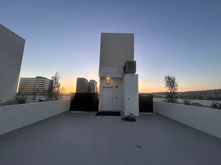 637 S Fairfax Ave — Photo 24