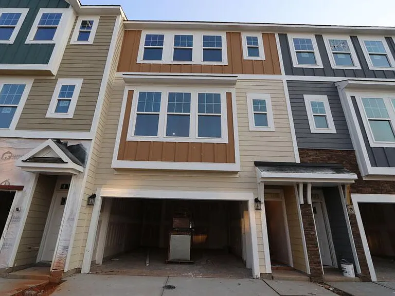 1021 Commack Dr — Photo 1