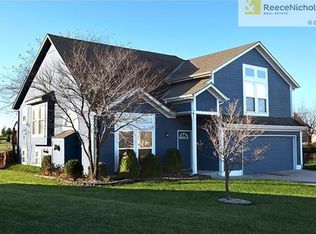 1233 SW Georgetown Dr, Lees Summit, MO 64082