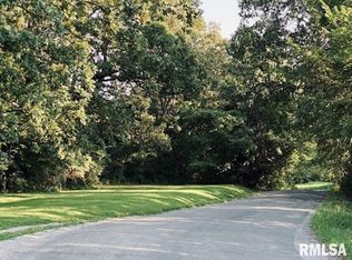 4 Falcon Rd, Carbondale, IL 62902