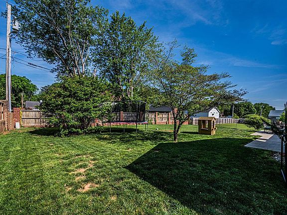 5th image of 817 Rockwood Dr