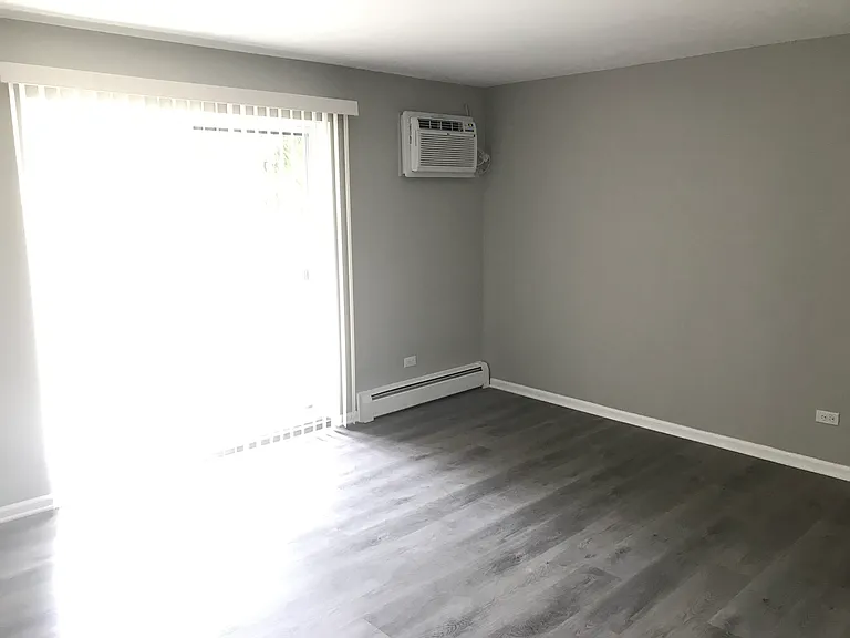 State Street Apartment — Photo 4