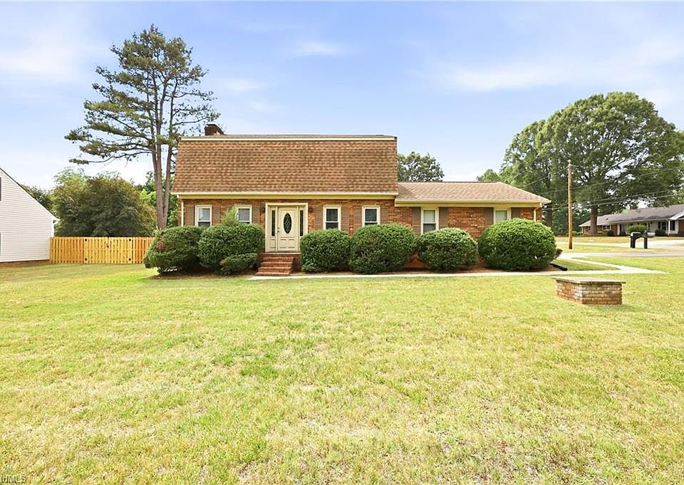 1st image of 1003 Camelot Ln