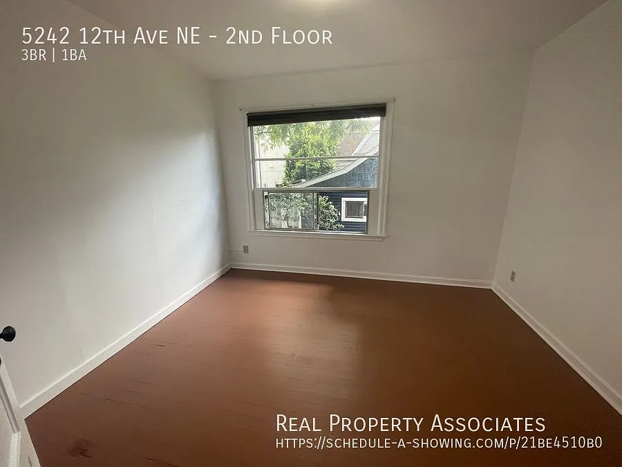 University District Three Bedroom — Photo 4