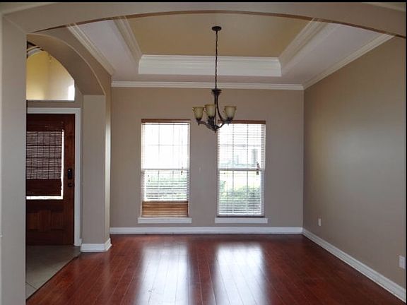 3rd image of 610 Alexandria Ln