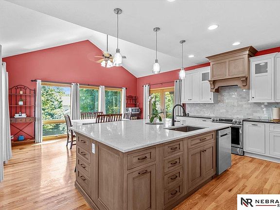 2nd image of 913 Woodland Ave