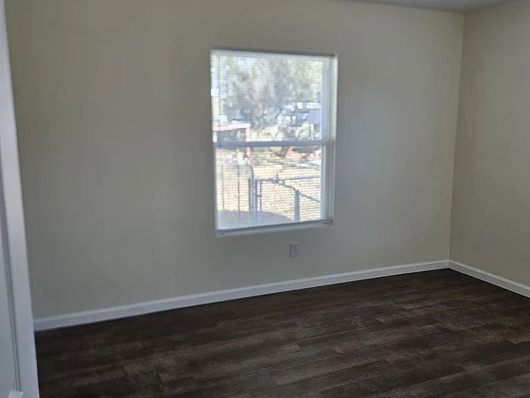 302 N Main St — Photo 24