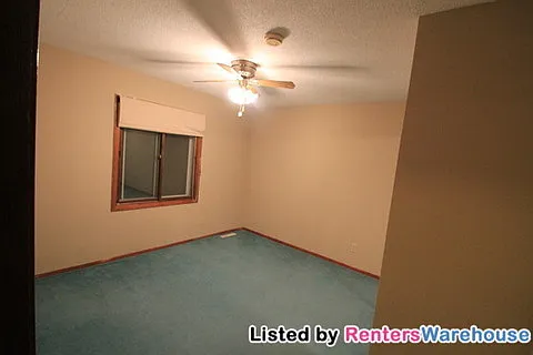 4204 Victoria St N — Photo 9