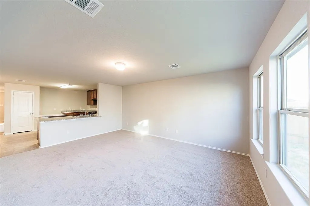 3 bed, 2.0 bath, 1951 sqft, $2,090 — Photo 2