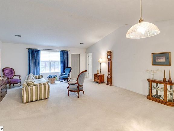 5th image of 104 Willow Bend Dr