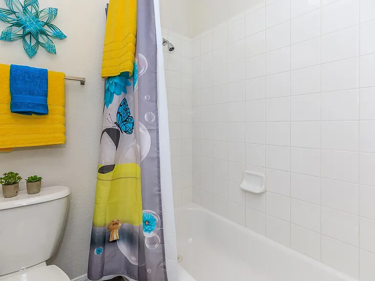 HollyView Apartments — Photo 18