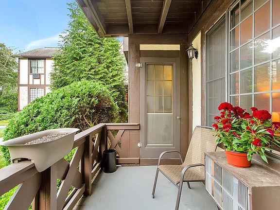 3rd image of 60 Foxwood Dr APT 1