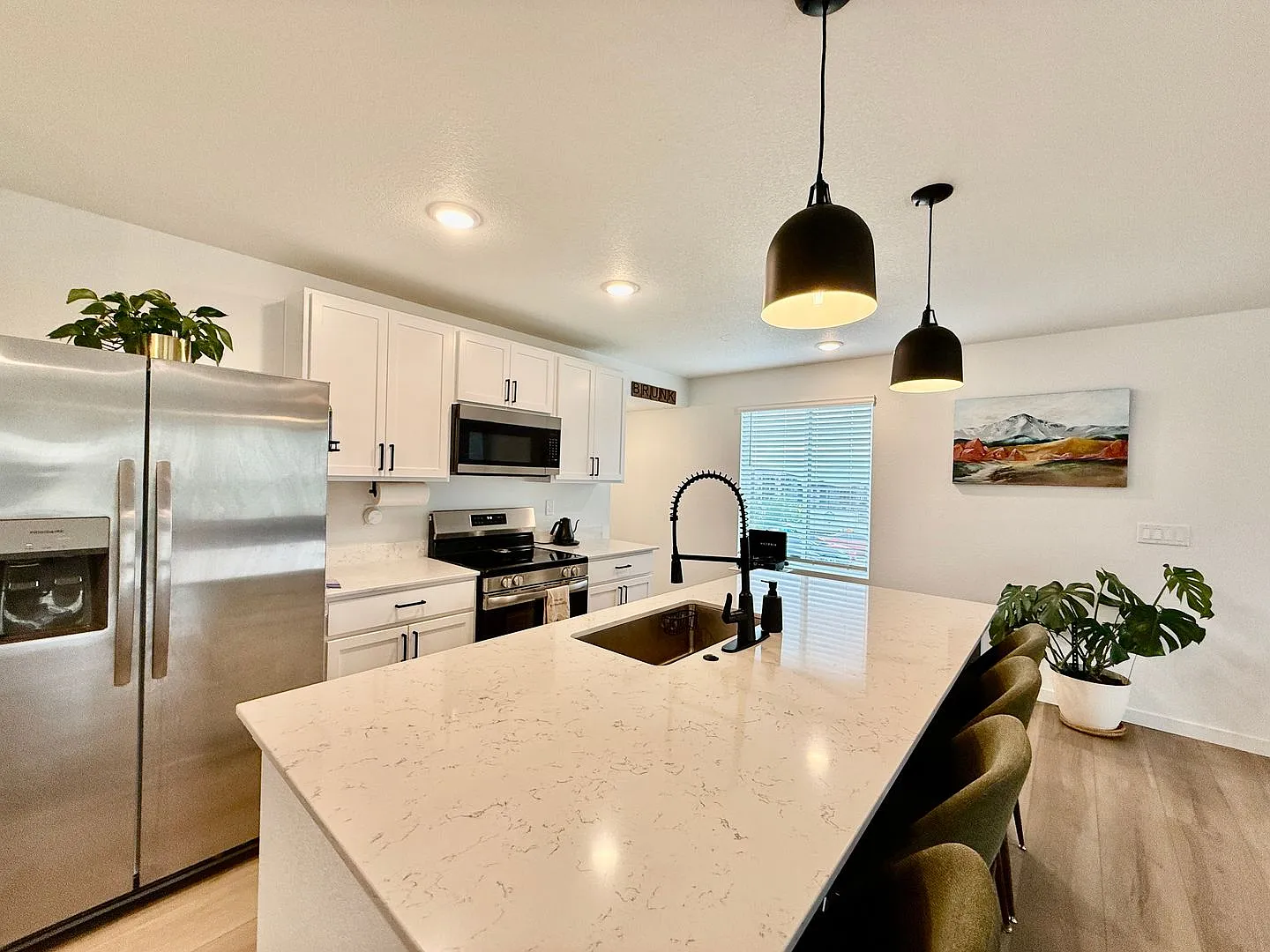 Beautiful New-Build 3-Bed Home on Corner Lot West Side Colorado Springs — Photo 2