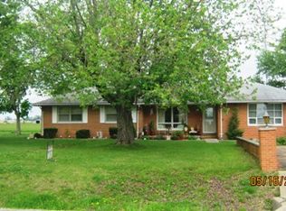 1735 N State Rd, Flora, IL 62839