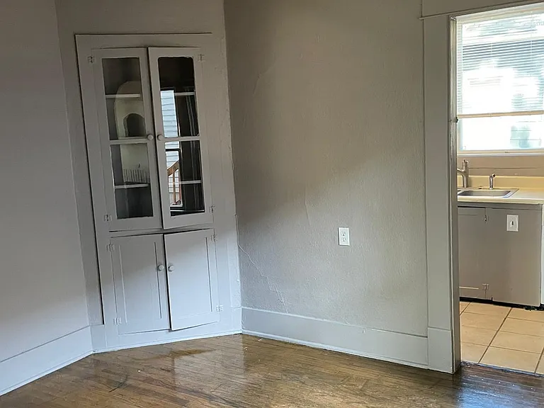 302 NW 12th St — Photo 2