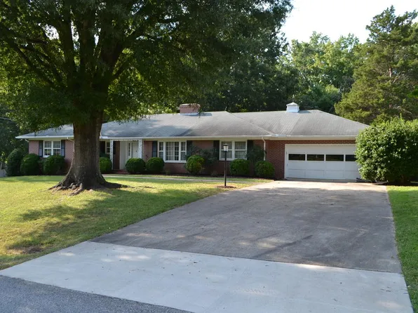 1310 Gilliam Dr, Farmville, VA 23901